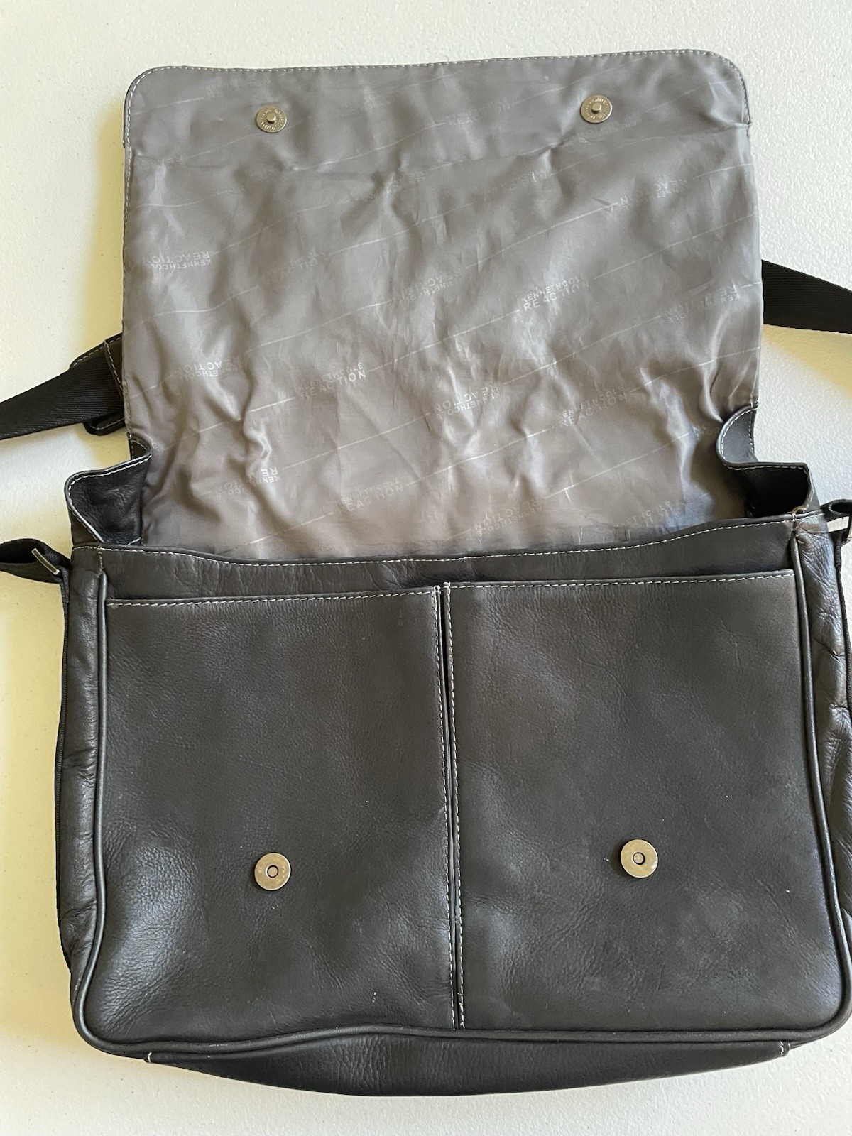 Kenneth Cole Reaction Leather Commuter Messenger Bag Snap Flap Black Work Laptop