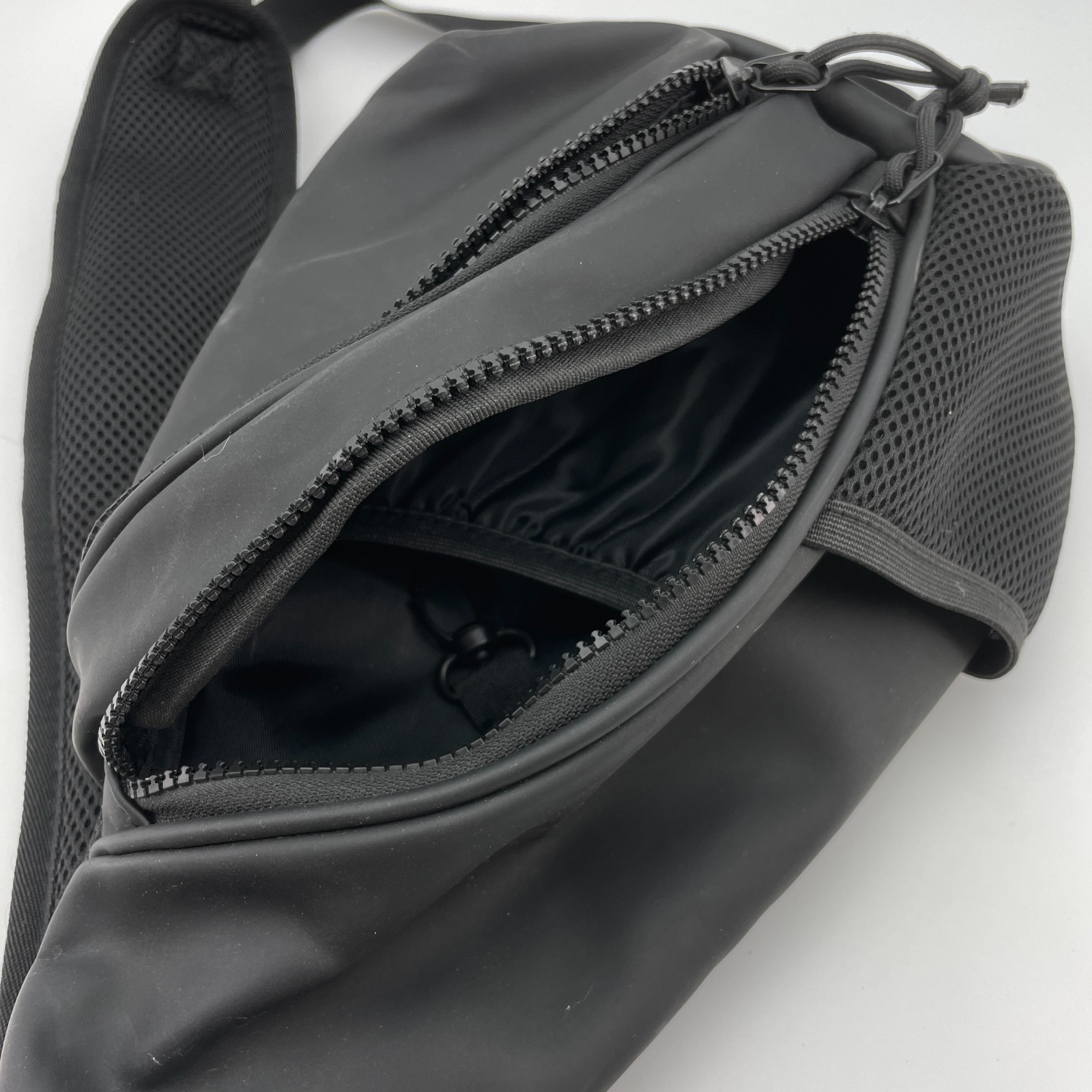 DUCHAMP Sling Backpack Crossbody Bag Black Water Resistant Zippered 13.5in