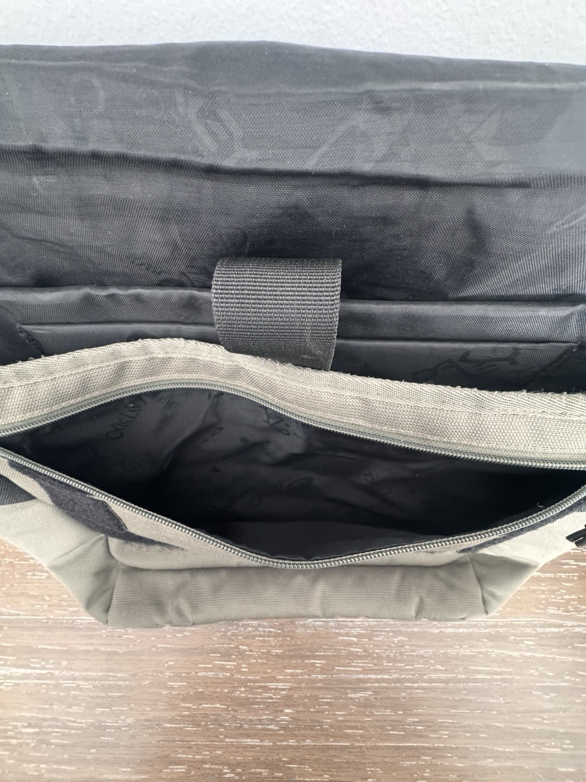 Oakley Unisex Messenger Since 1975 Dark Brush Travel Carry On Laptop Bag Strap