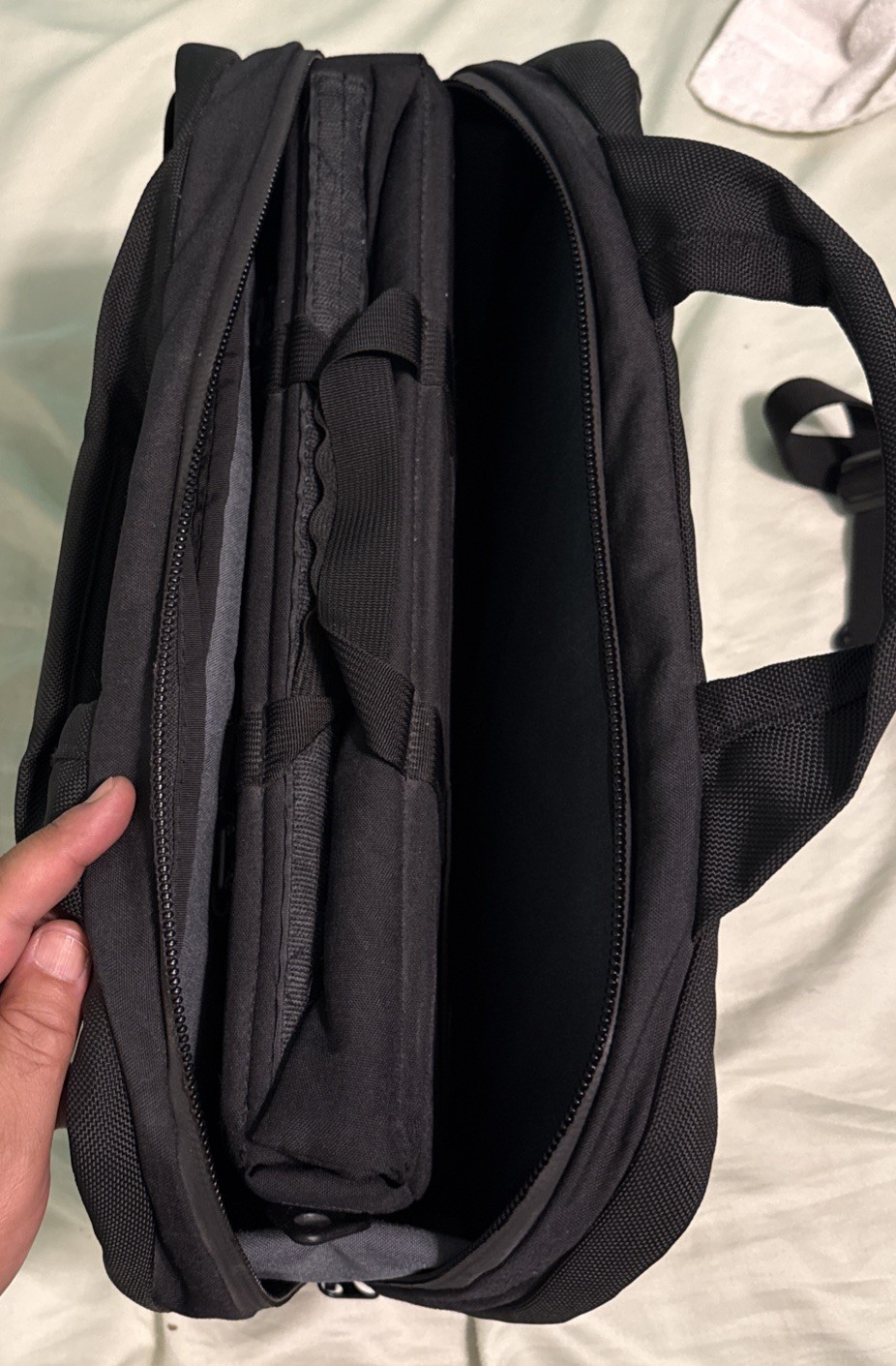 TOM BIHN Zephyr briefcase Laptop Bag Nylon Messenger w/ Shoulder Strap EUC 18”