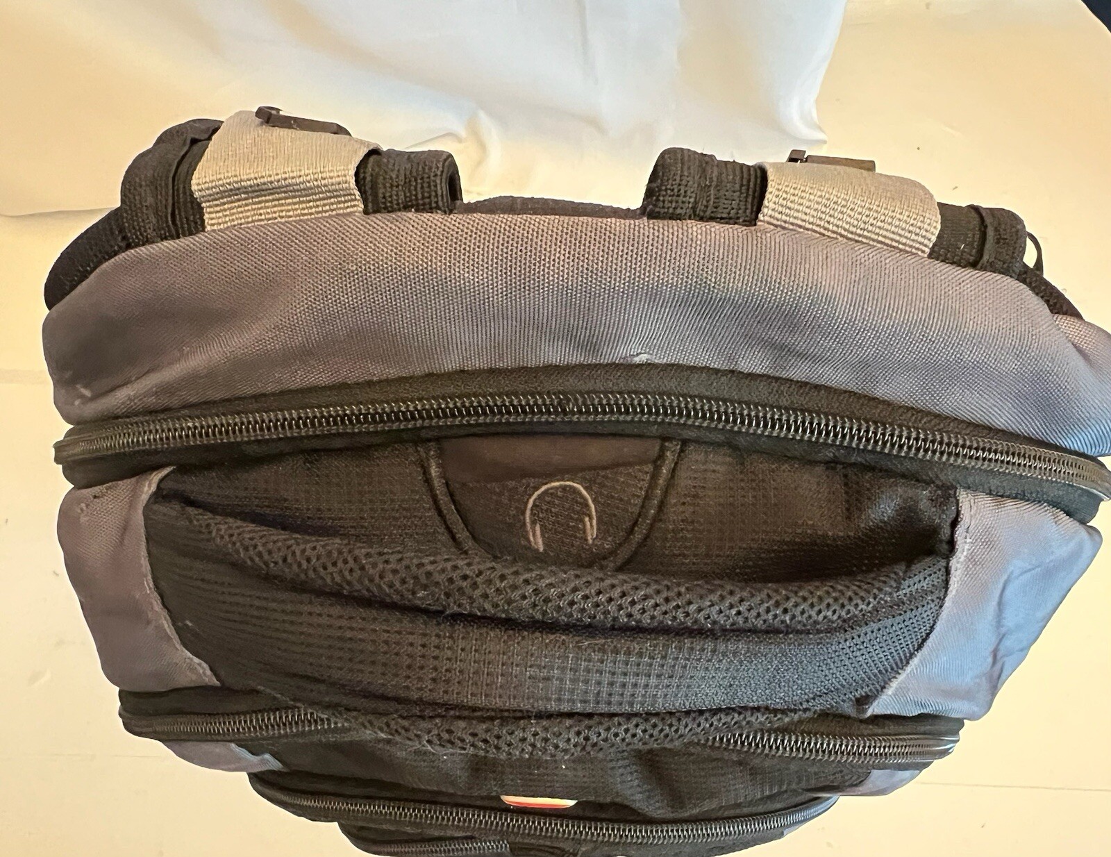 SWISSGEAR AIRFLOW BLACK & GRAY SCHOOL TRAVEL BACKPACK BAG