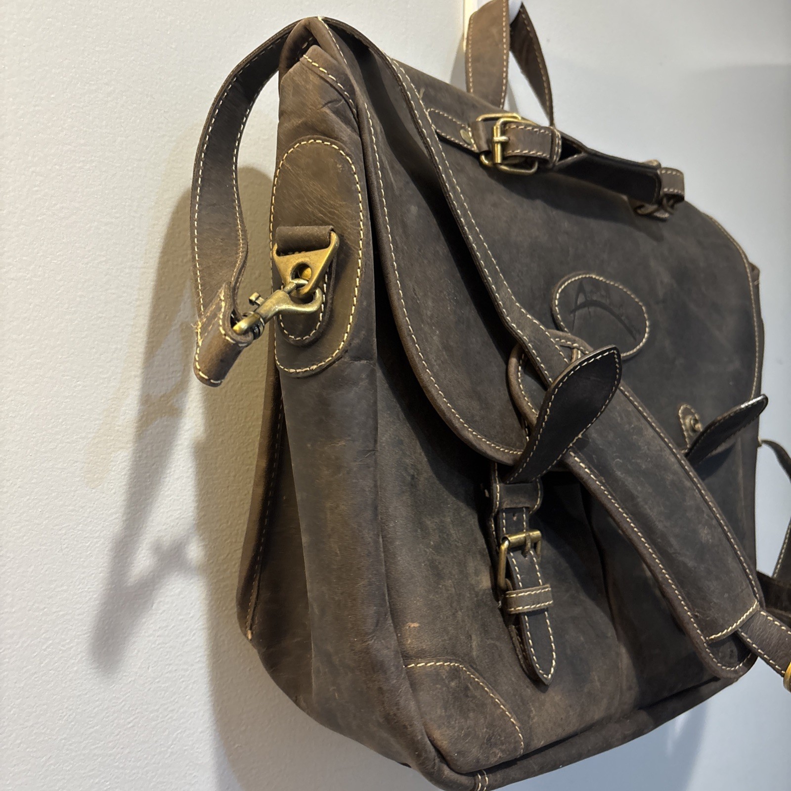 VTG Australian Bag Outfitter Brown Suede Messenger Bag Buckles Sturdy Strap