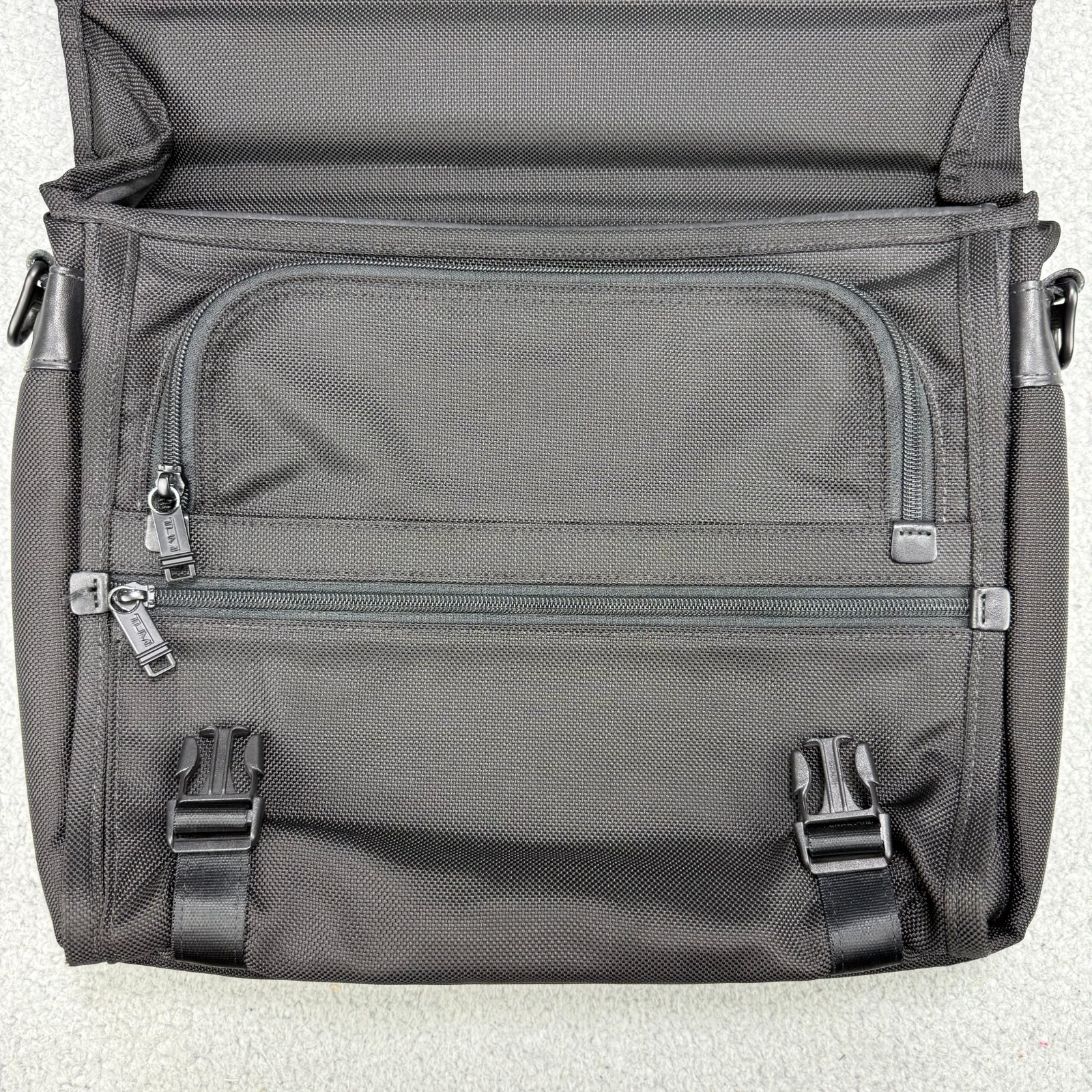 Tumi Bag Medium Black Alpha Laptop Messenger Slim Expandable Briefcase Crossbody