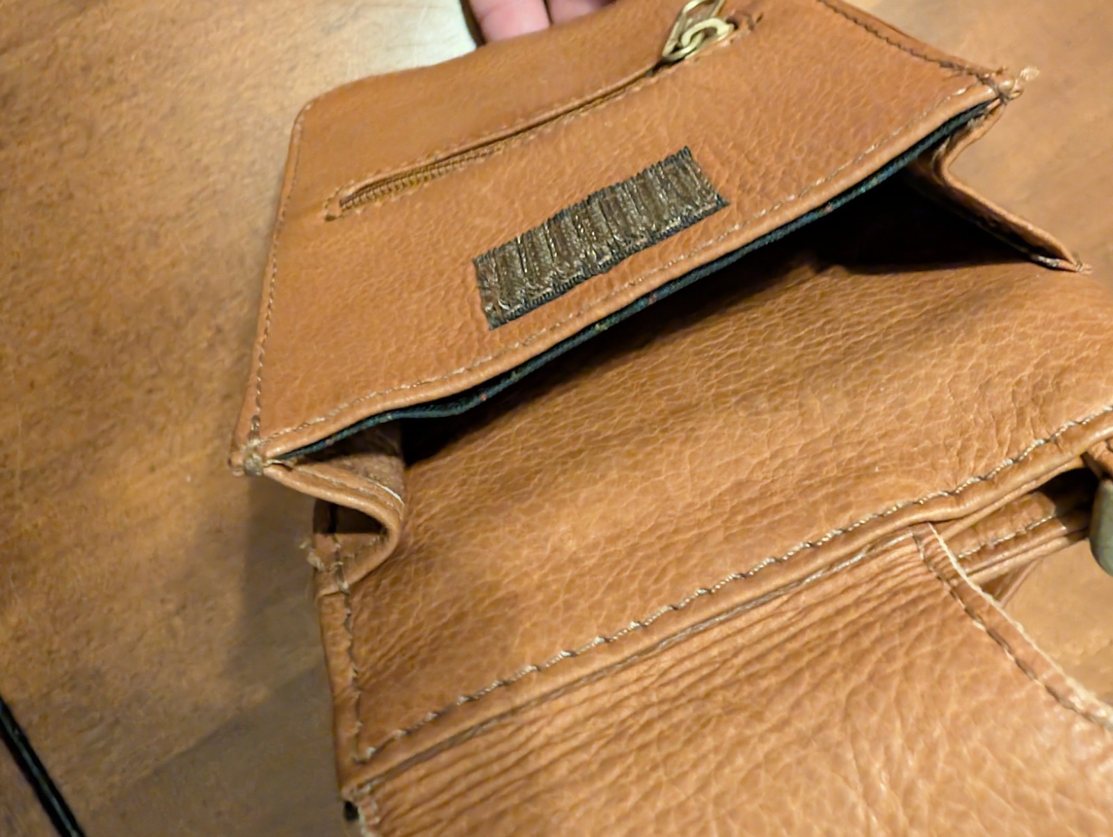 Boulder Ridge Leather Crossbody Bag Adjustable Strap Plaid Lining Zip