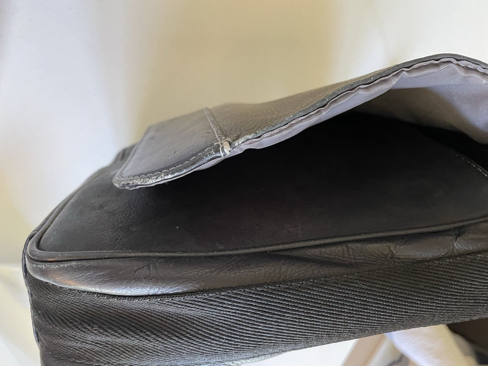 Kenneth Cole Reaction Leather Commuter Messenger Bag Snap Flap Black Work Laptop