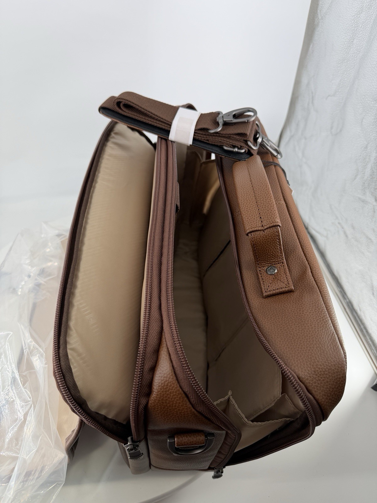 Samsonite Classic Leather Flapover Briefcase Messenger Bag Cognac, Light Use