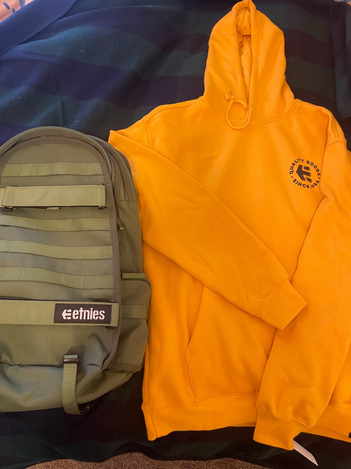 Etnies Gift Package: Marana Backpack, size M Hoodie, Hat, Socks, Stickers, DVD