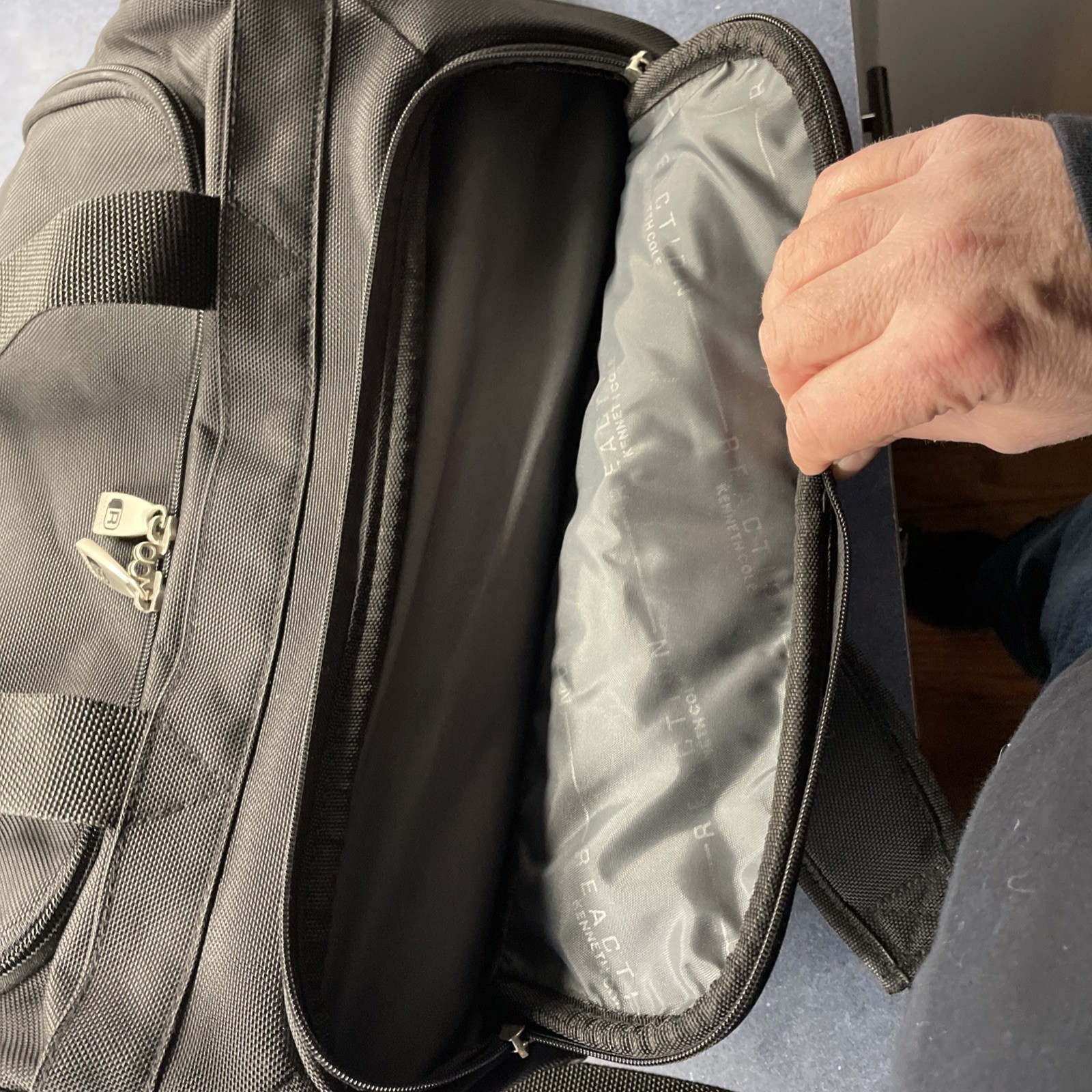 Kenneth Cole Reaction Black Duffel Overnight Travel Bag With Shoulder Strap EC