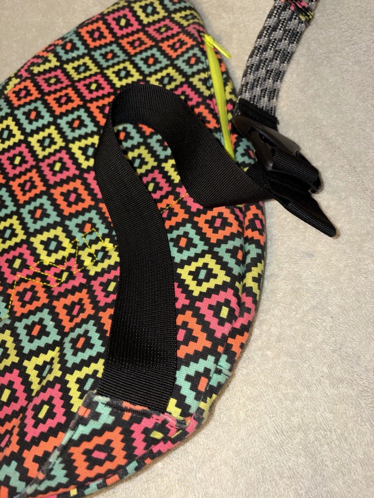 KAVU Multicolor Geometric Sling Bag Adj Crossbody Rope Zip Closure Cup Holder
