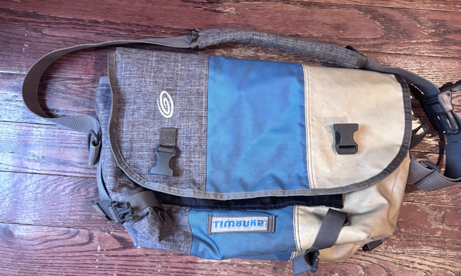 Timbuk2 Blue Grey White Medium Messenger Bag 12″x16″ 16L capacity