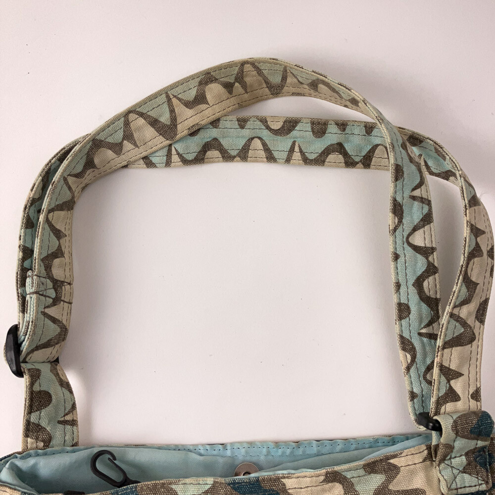 Kavu water pattern blue white bag with many zippered pockets