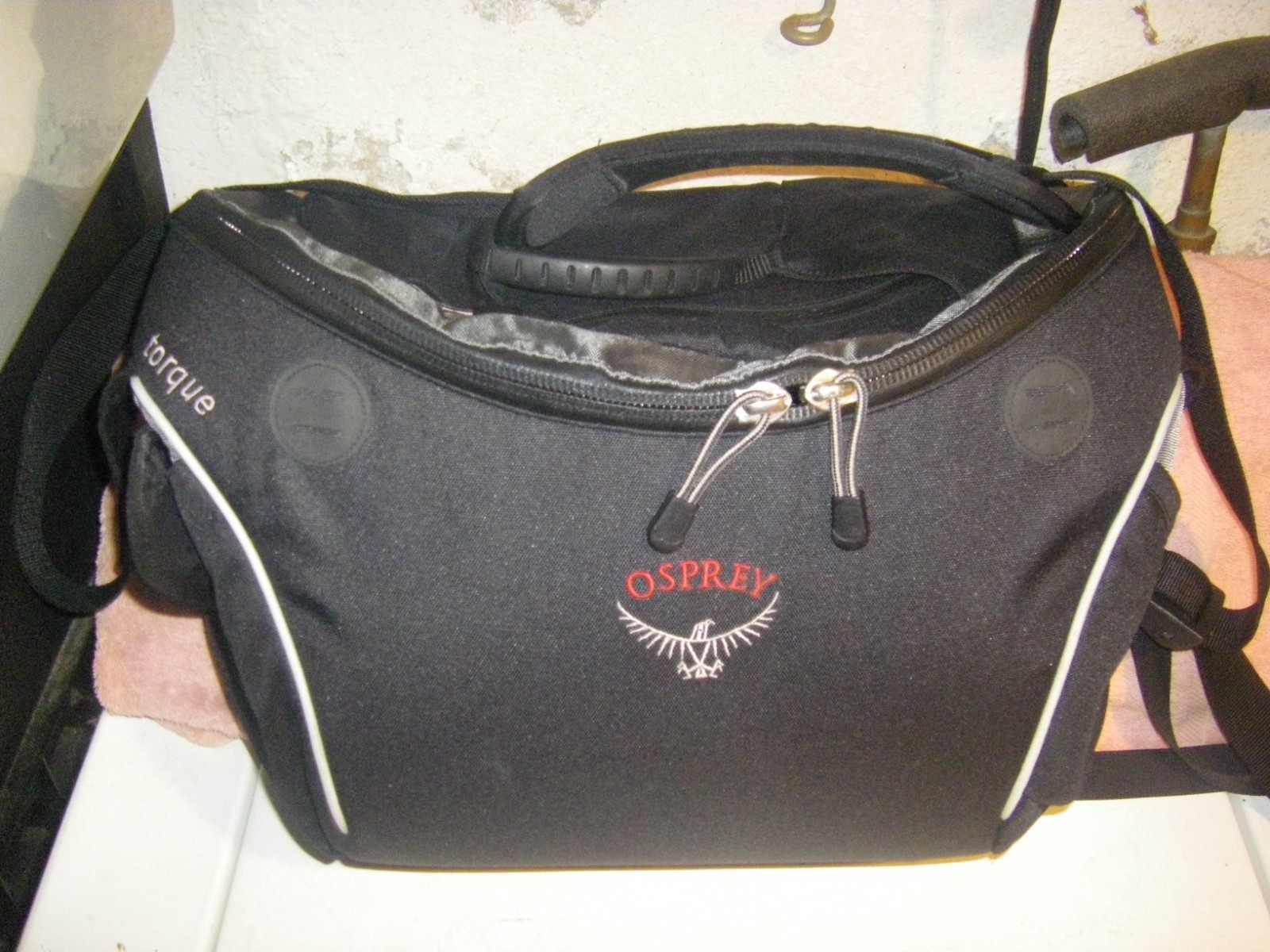 Osprey Black Messenger Torque Laptop Flap Courier Crossbody Bag Travel