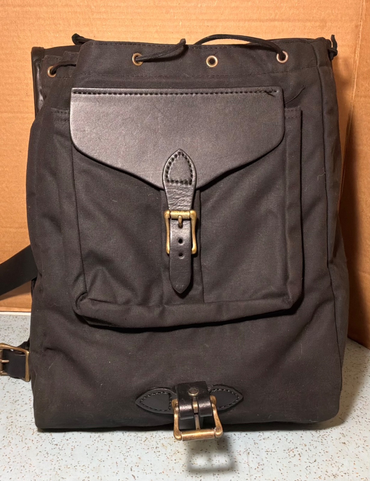 FILSON RUGGED BLACK BACKPACK w/LEATHER BRIDLE STRAPS & BRASS BUCKLES DRAWSTRING