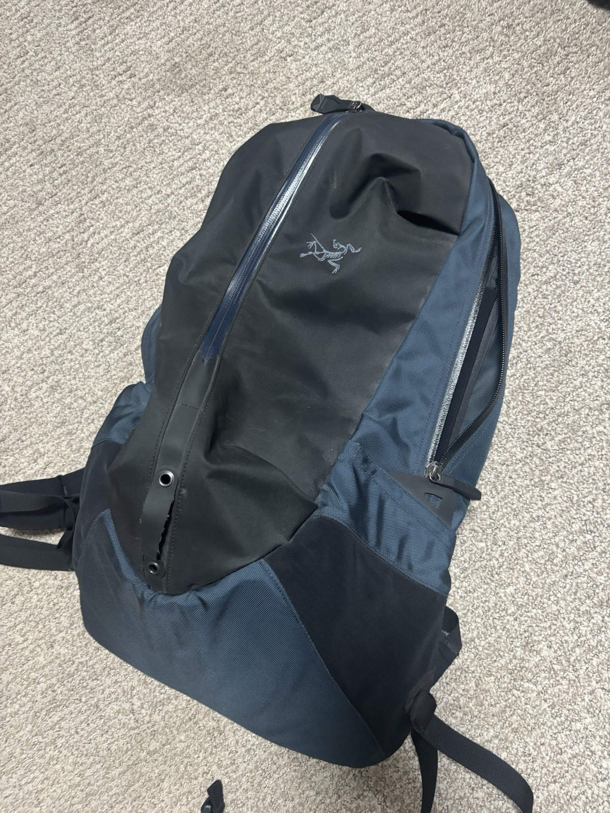 Arc’teryx Arro 22 Backpack Blue and Black Excellent Condition Discontinuedmodel