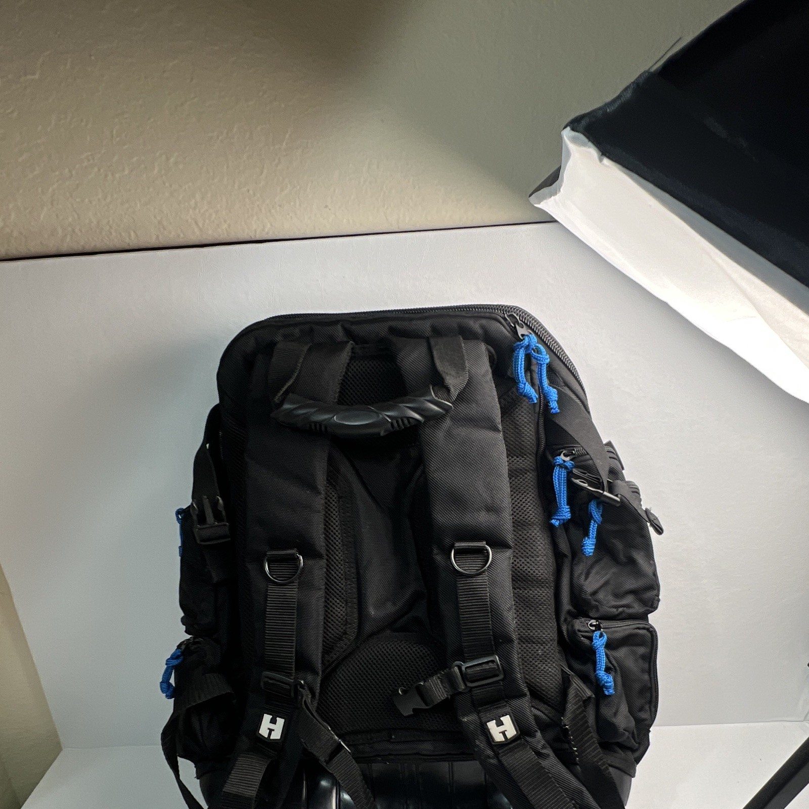 HART Black Large Backpack Zip Closure Adjustable Shoulder Strap Blue Pulls