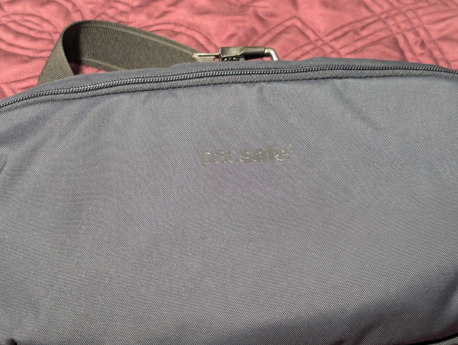 pacsafe v anti-theft action sling pac