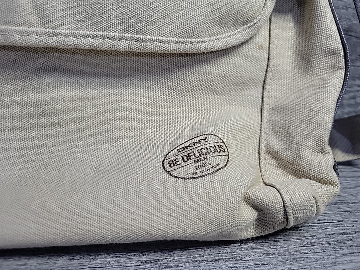 DKNY Be Delicious Men Messenger Shoulder Bag Beige Gray W/ Adjustable Strap