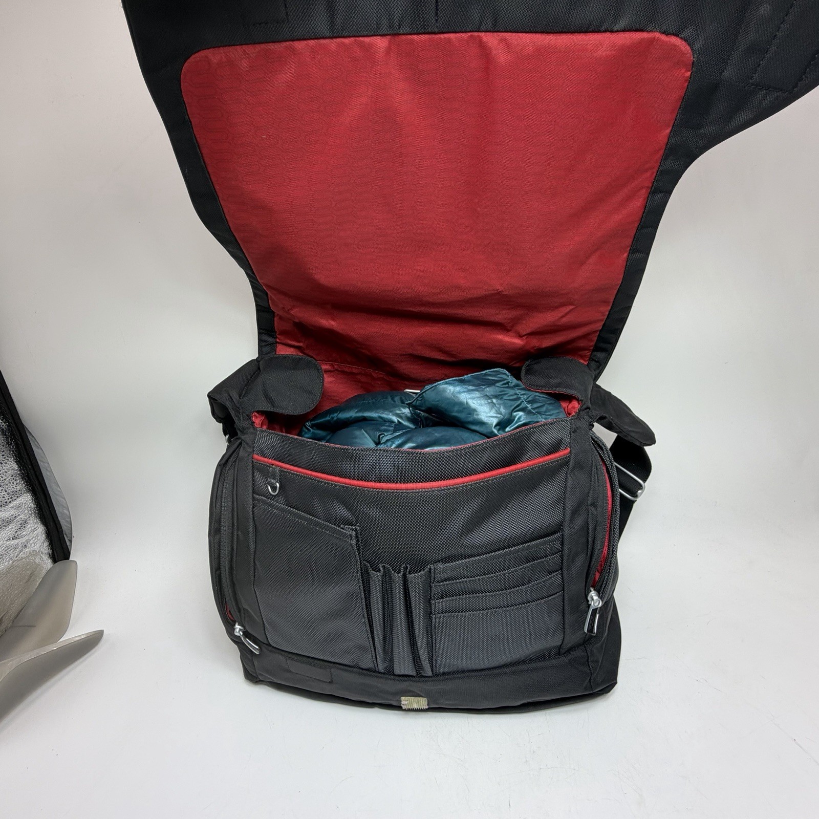 T-TECH BY TUMI #5112D BLACK NYLON EXPANDABLE MESSENGER LAPTOP BAG 16″ x 13″