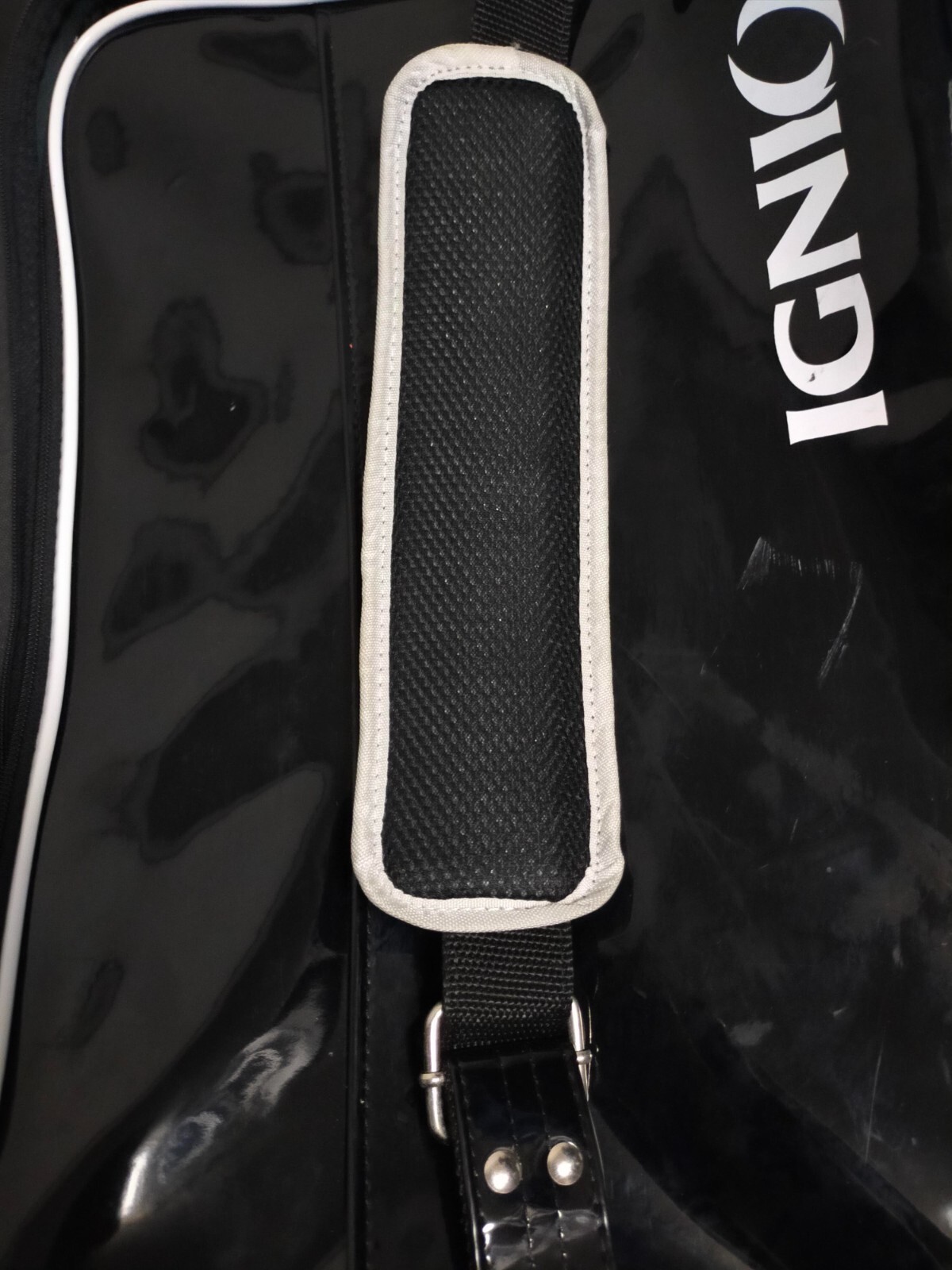 Glossy black enameled bag shiny thick vinyl outside IGNIO sports