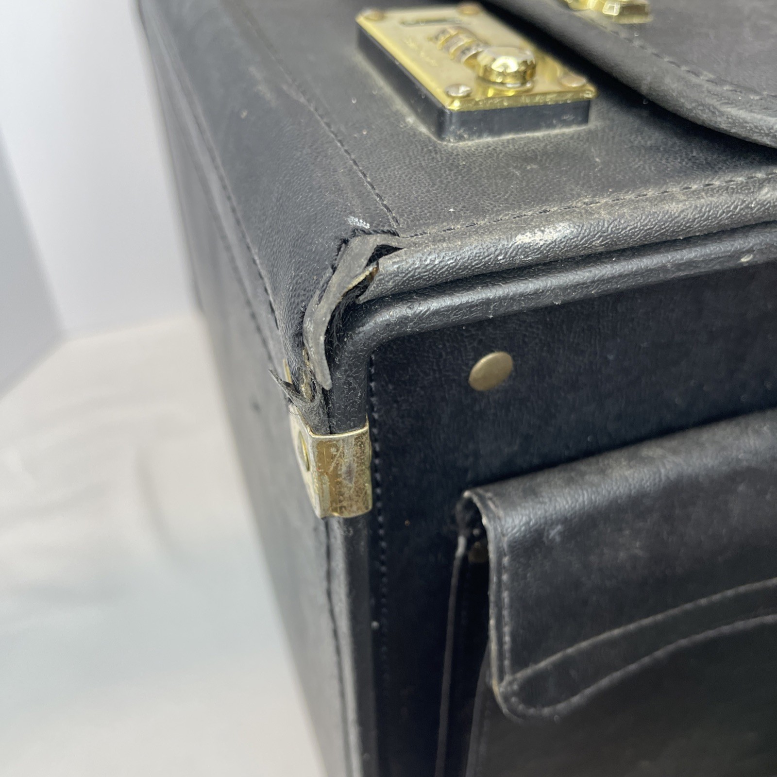 VINTAGE SAMSONITE Large Leather Black Case w/ Lock (Code Unknown But Open) USED