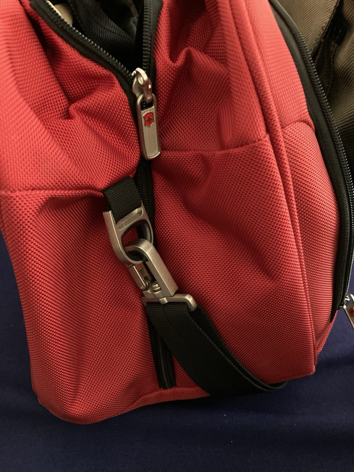 Victorinox Red Canvas Duffle Bag Luggage Carrier Zip Pockets Detachable Strap