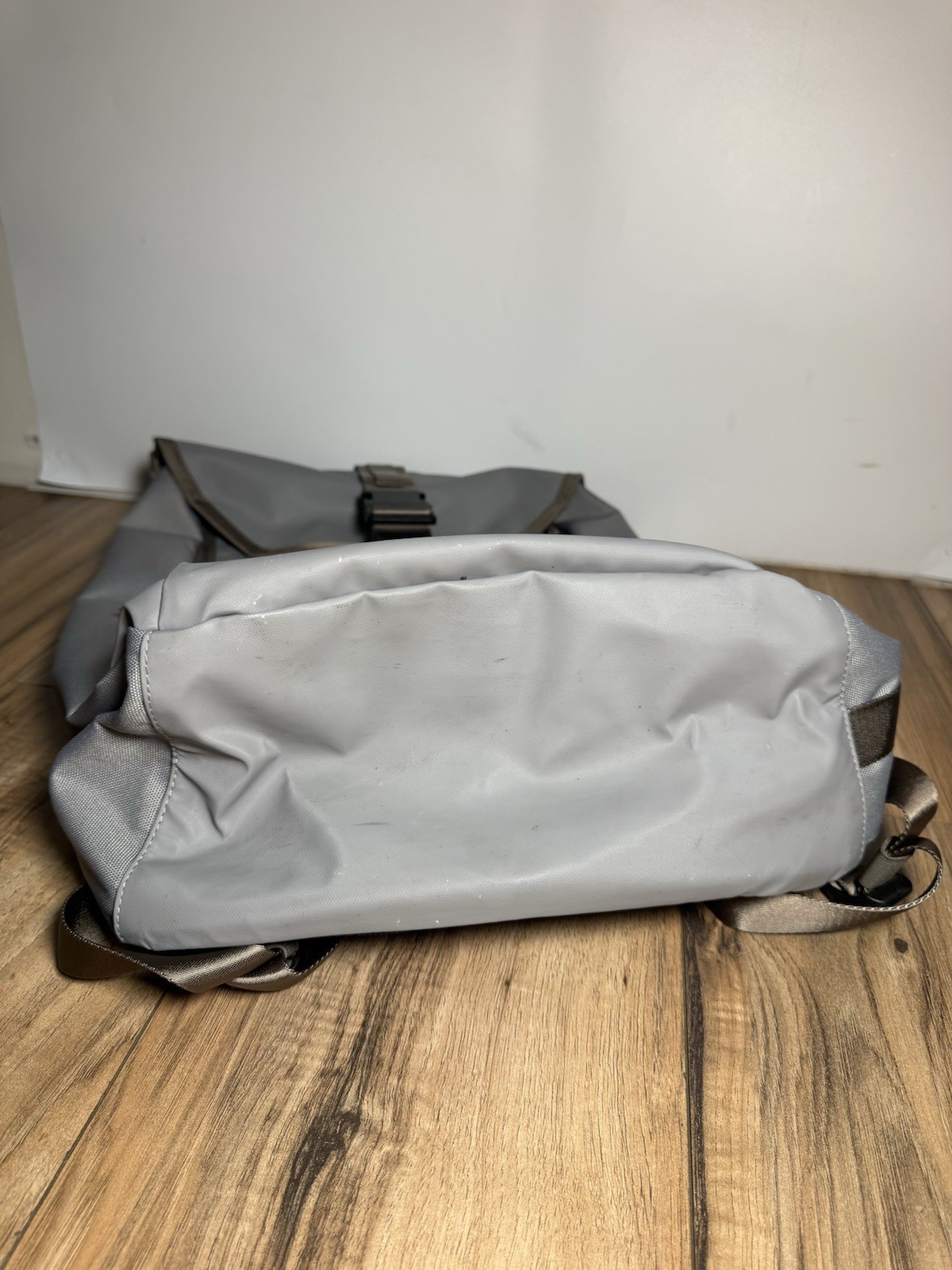 Timbuk2 Spire 2.0 23L Backpack Bike Commuter Bag with Laptop Sleeve Gray