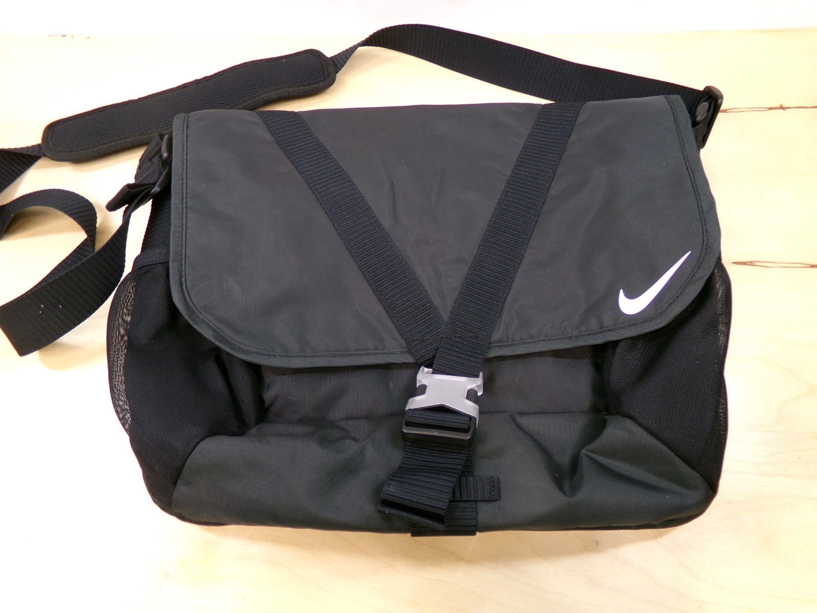 Nike Sportswear Essentials Shoulder Messenger Bag Laptop Tote Black DB0498-010