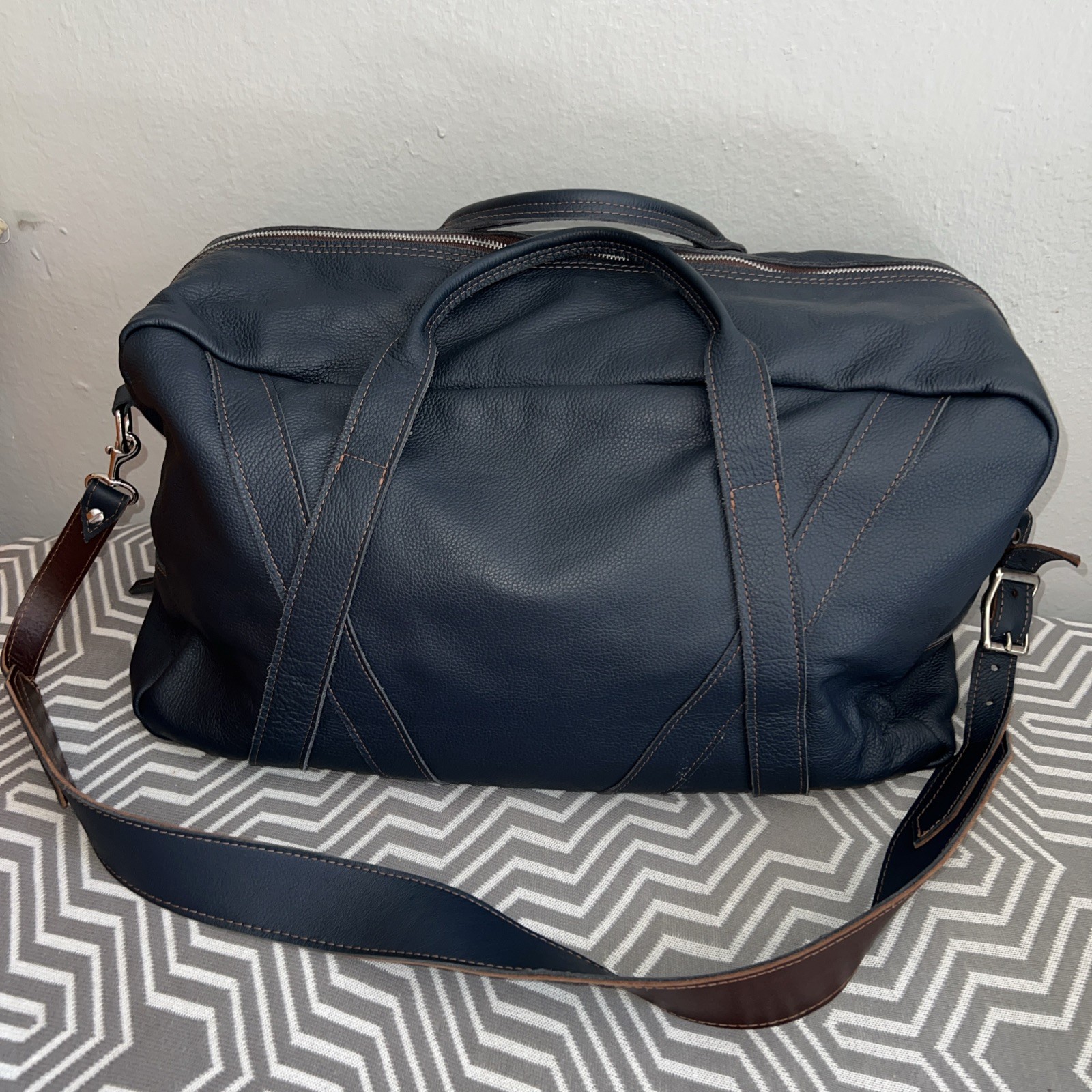 Ian James Navy Blue Leather Logan Duffle 20x12x7 Sport/Travel Shoulder Strap Bag