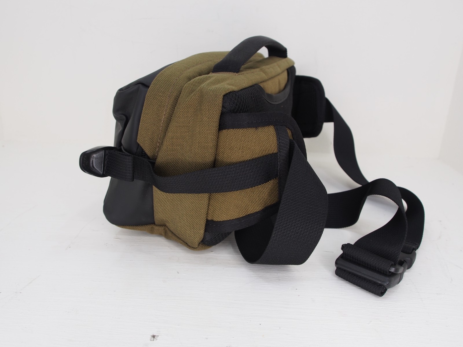 Chrome Industries Kovac Sling Messenger Bag for commuting and cycling.