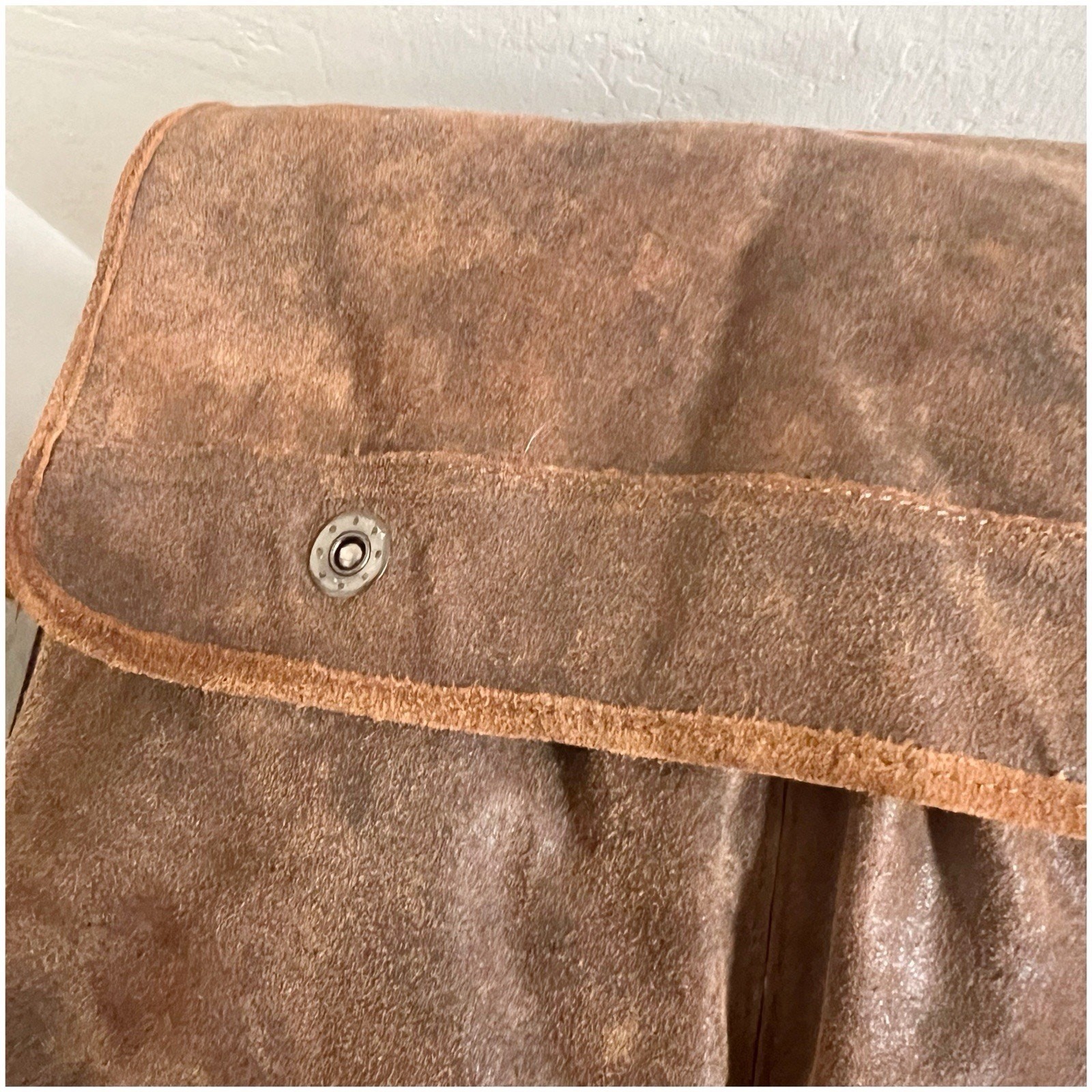 Wilson’s Leather Genuine Leather Messenger Back Large Brown Snap Button