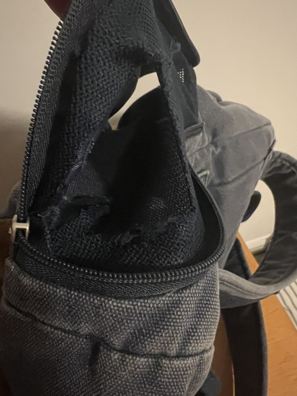 Travelon Heritage Backpack Anti-Theft Locking with RFID Card Blocking