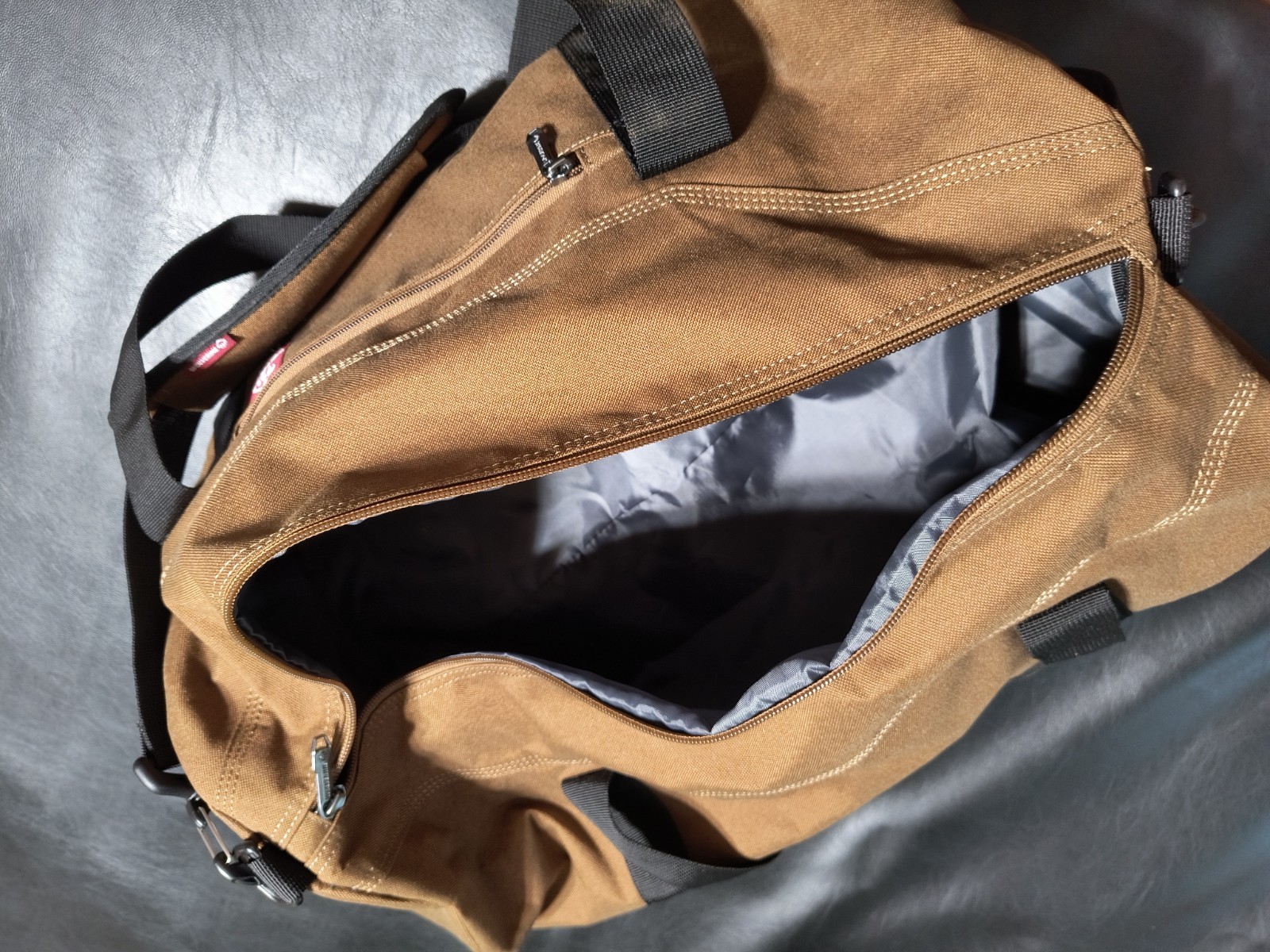 NEW WOLVERINE 22 Inch Center Zip Duffel Bag High-Density Canvas w/ Snap-on Logo