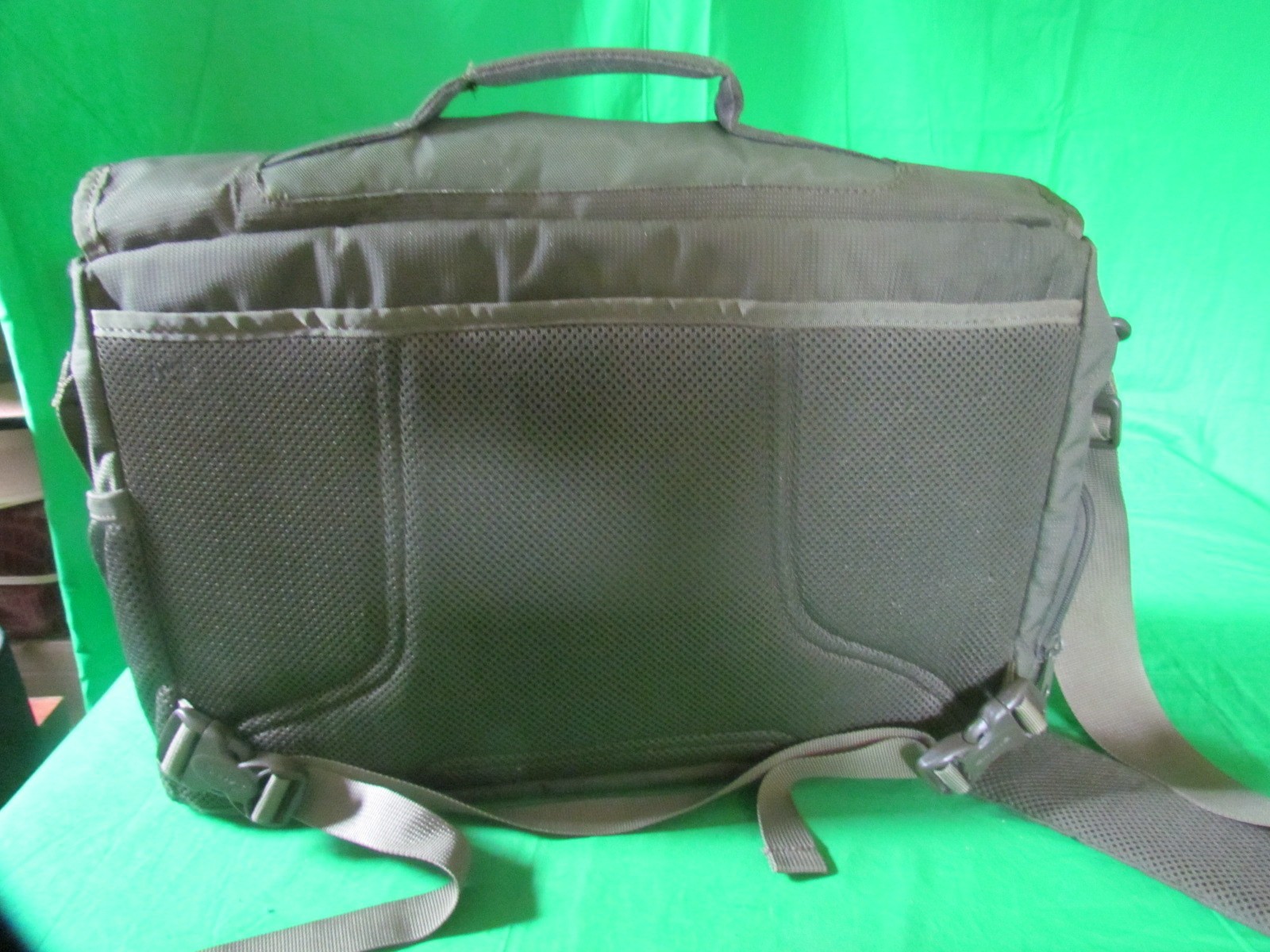 Dakine Padded Messenger Shoulder Bag Laptop Olive Green 16″ Nice Condition
