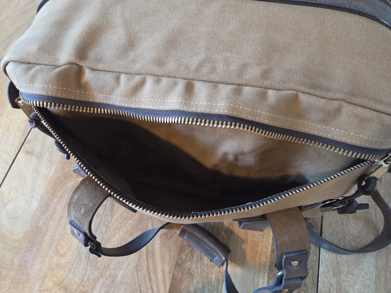 Filson Medium Rugged Twill Outfitter Bag | NWOT | Talon Era | Tan | Made in USA