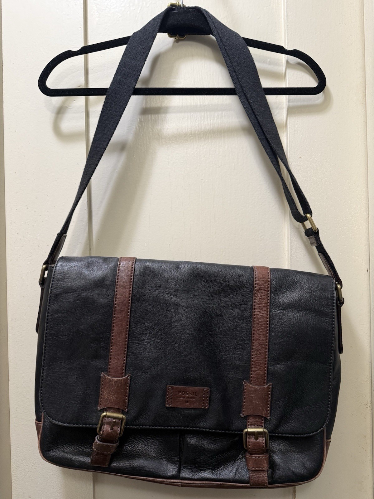 Fossil Men’s Messenger Bag Black Brown Buckle Magnetic Inner Outer Pockets