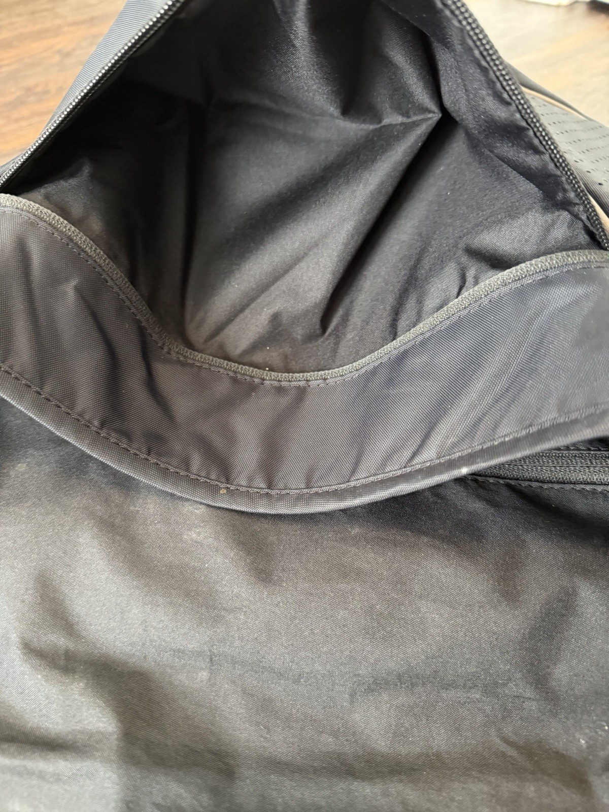 Nike Sportswear Essentials Messenger Bag 15L Black Ironstone DJ9792-010