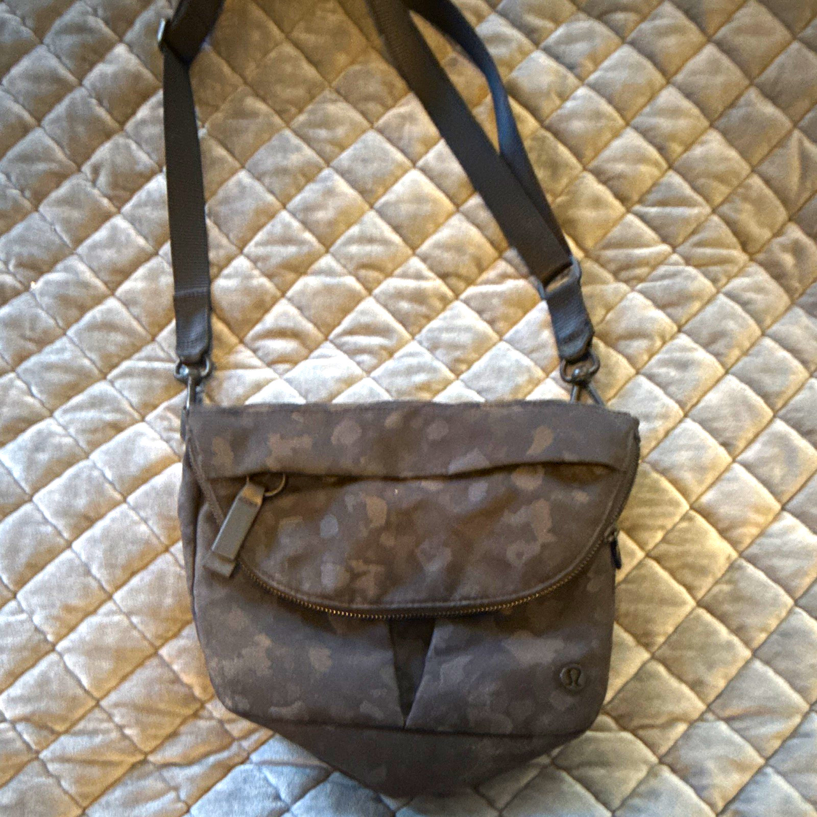Lululemon Gray Camo Medium Crossbody Bag Outer Pockets Zip/Button Strap Men