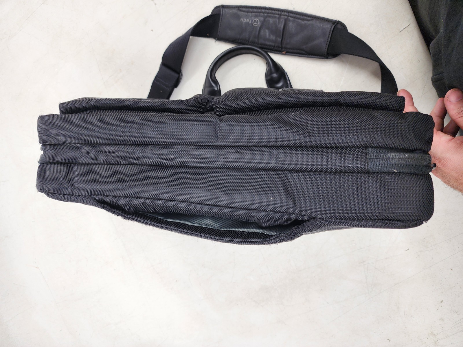 Tumi T-Tech Essential Gear Laptop Shoulder Briefcase Bag Messenger Nylon 58516D