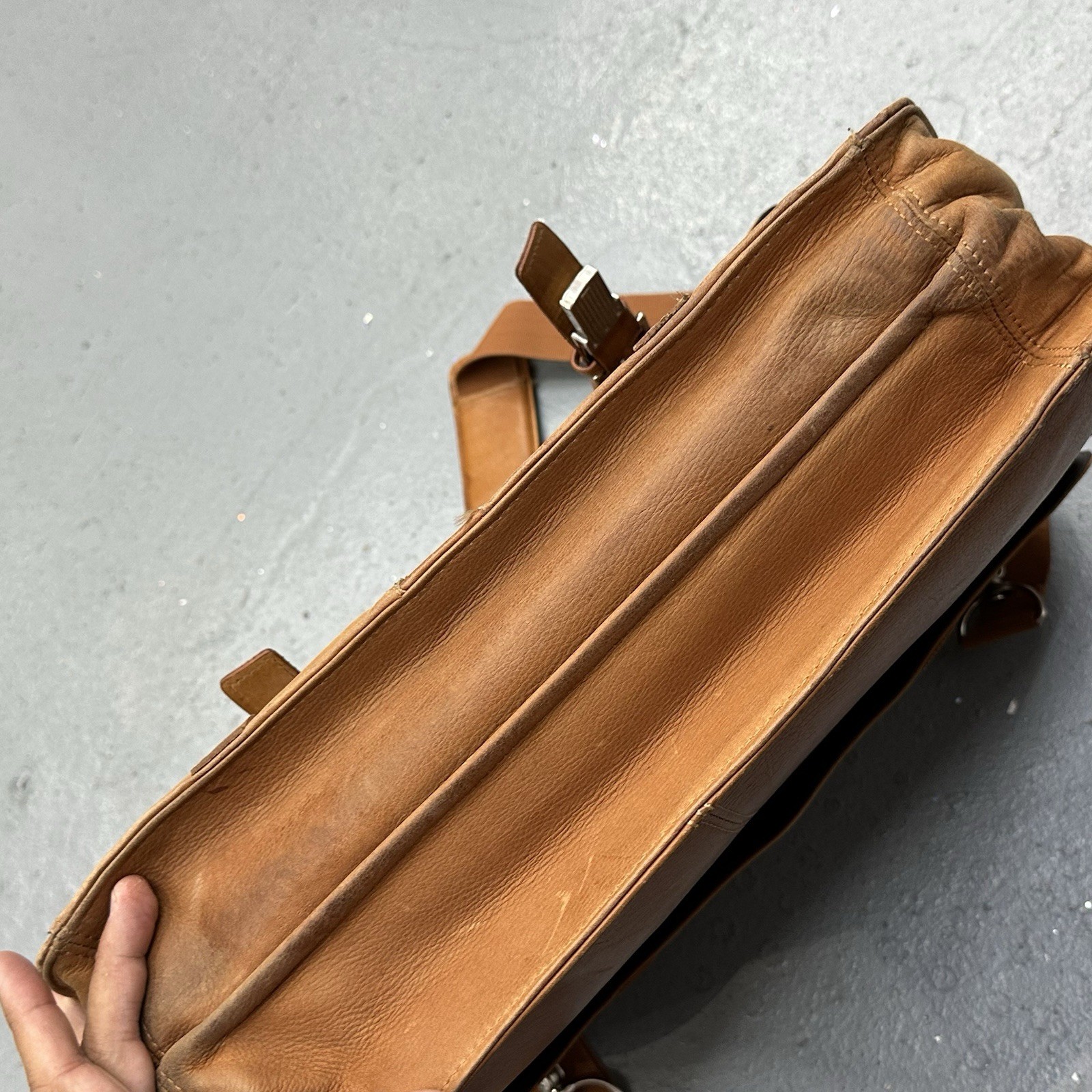 Kenneth Cole Reaction Leather Messenger Bag Beige Light Crossbody Briefcase
