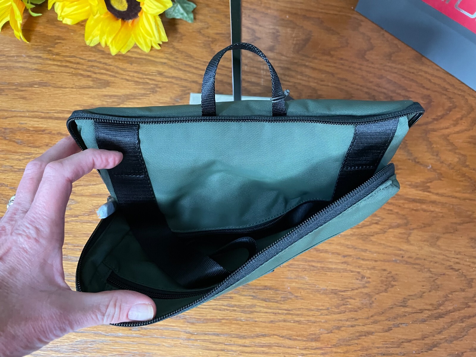NWT TUMI OLIVE GREEN PACKABLE DUFFLE FOLDABLE DUFFEL TOTE BAG TRAVEL CARRYON