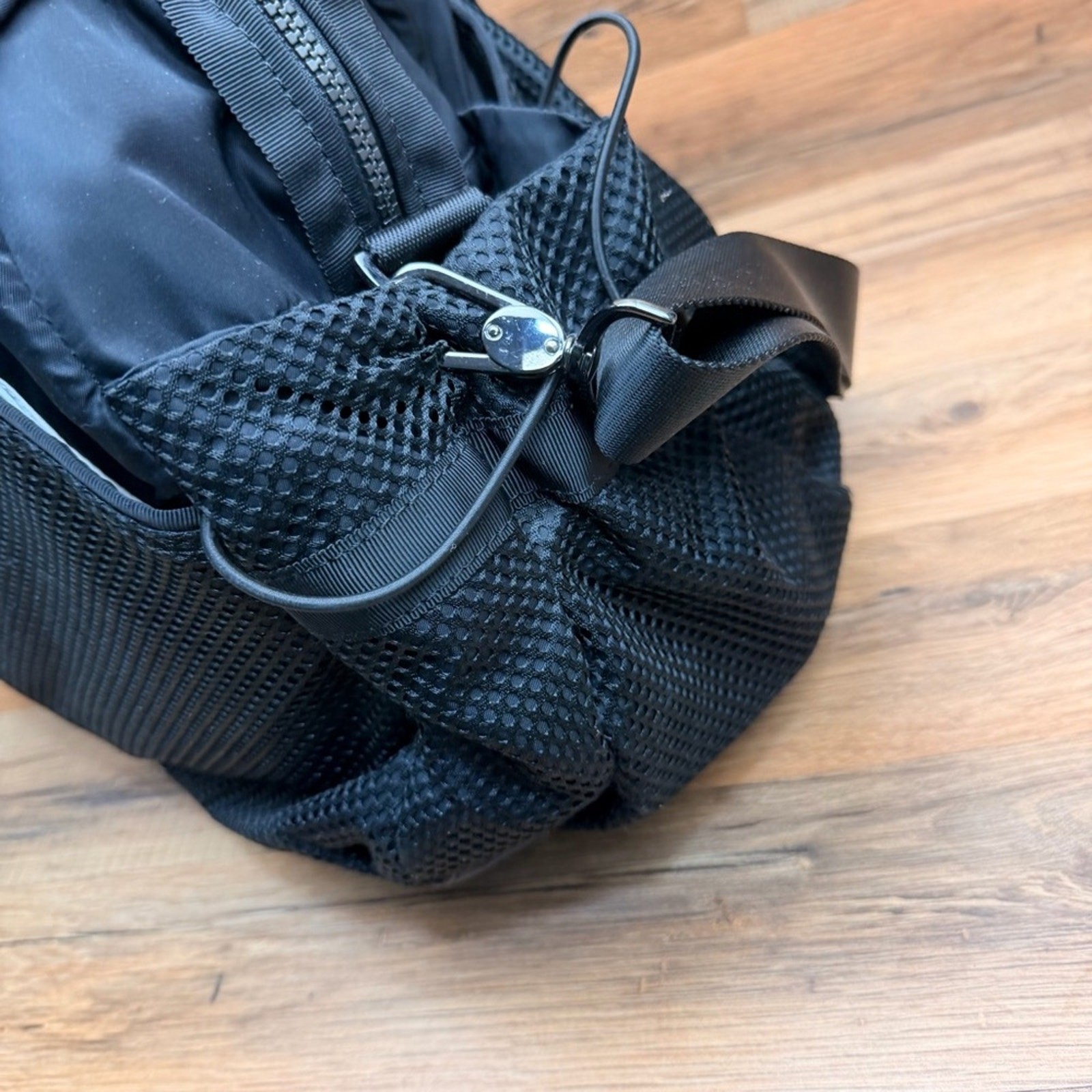 Lululemon Womens Zipper Closure Silver Tone Duffel Shoulder Handbag Black