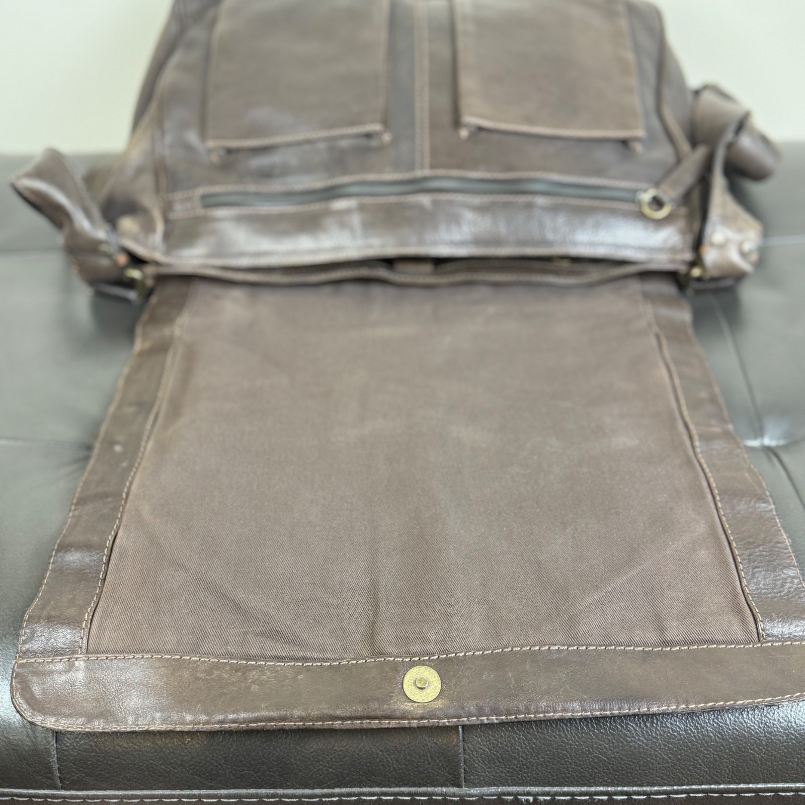 Frye Distressed Brown Leather Messenger Bag Buckle Zip Clasp