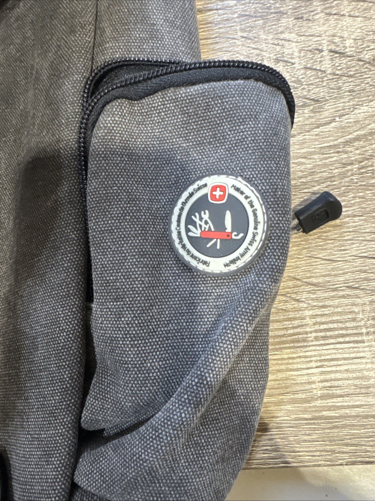 SwissGear Zinc DSLR Camera Messenger Bag in NWOT 17” L 12.5” T 6” D