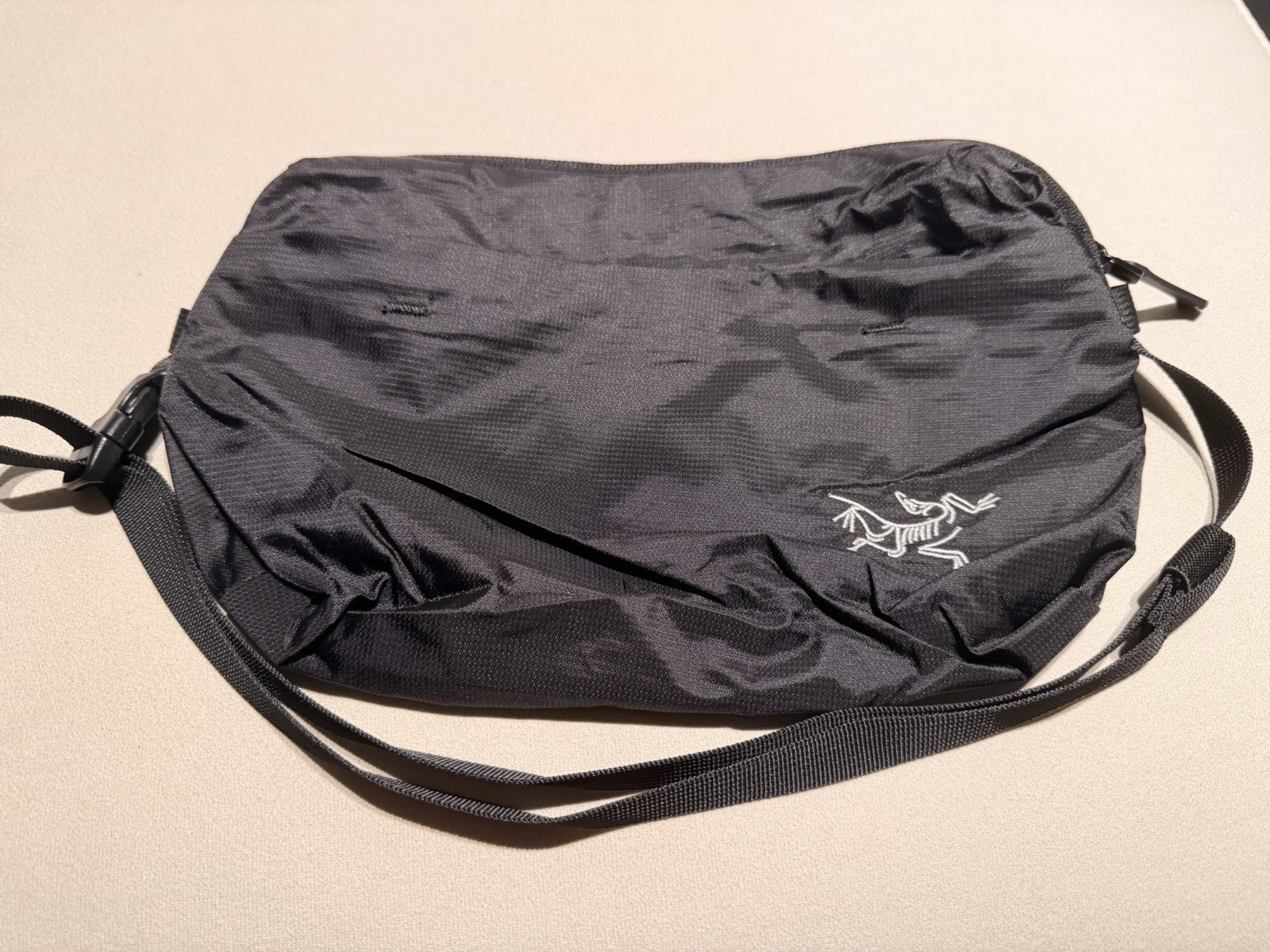 Arc’teryx Black Small Crossbody Bag, Zip Closure, Adjustable Strap Travel