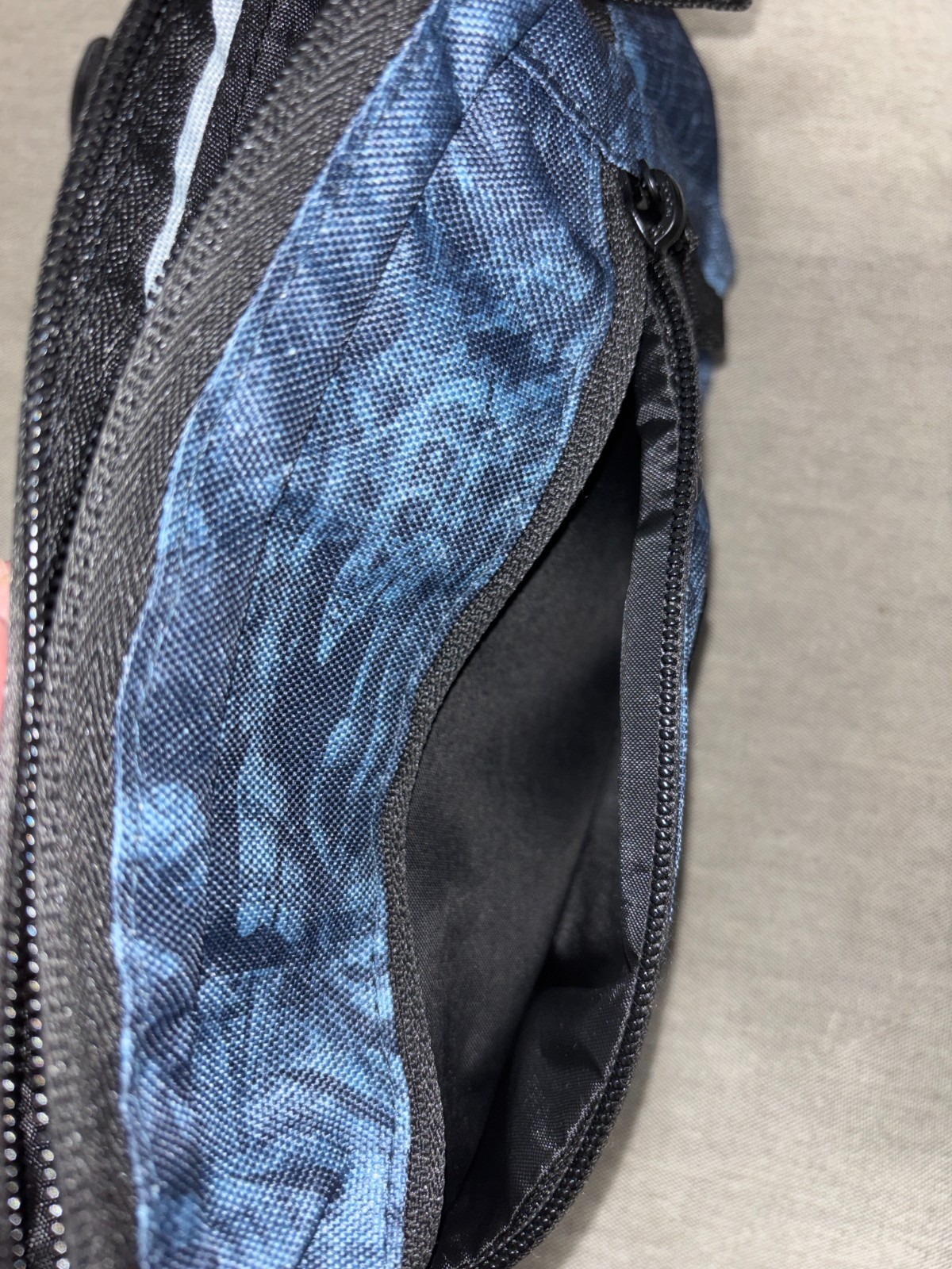 O’Neill Longhaul Waistpack New With Tags 4L Navy pattern 10-3/4″x6’x1.75″