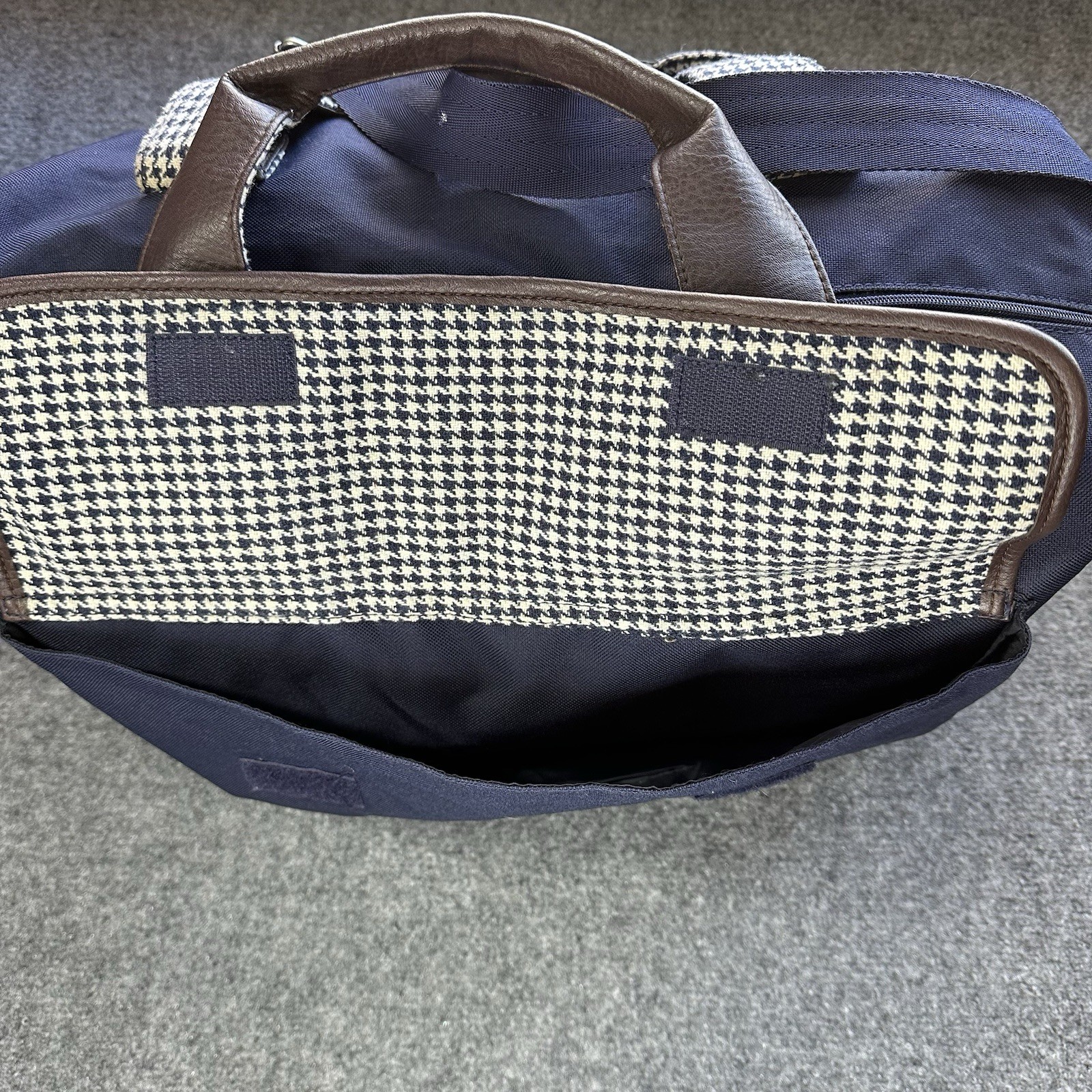 Vintage Tommy Hilfiger Medium Gym Duffle Bag 20”x12”x 7.5” Blue Leather Straps