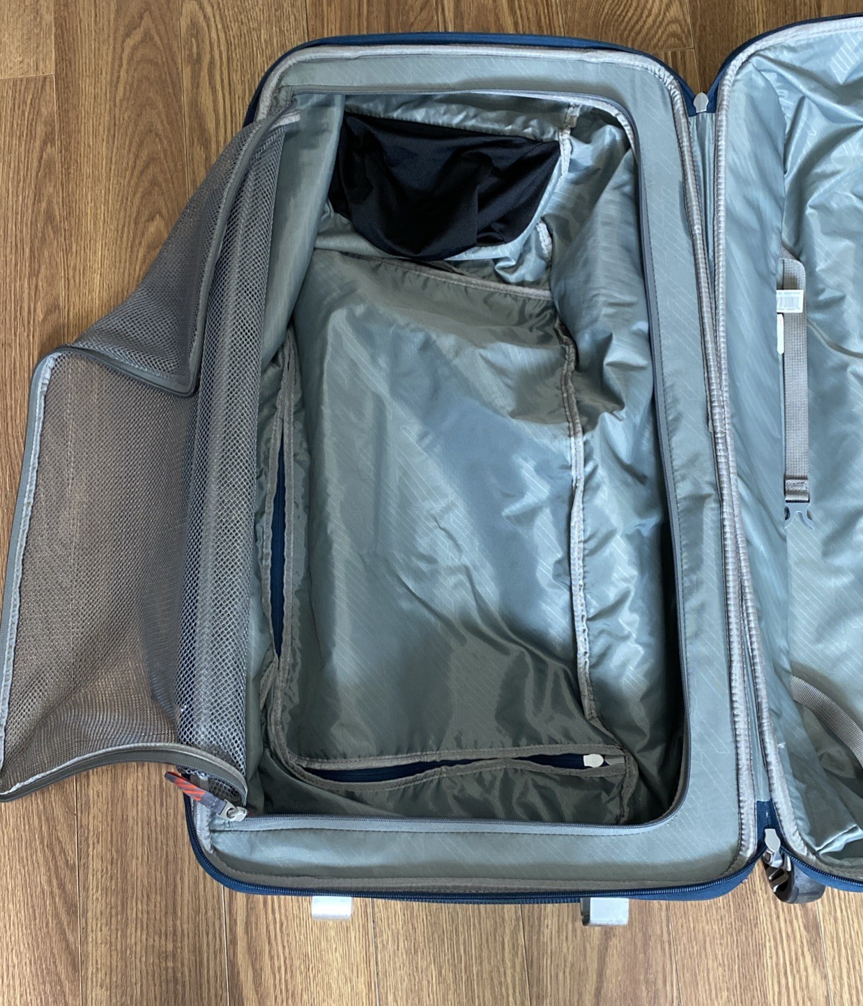 Thule Sweden Subterra Rolling Duffle 28″ Blue Carry On or Check Bag