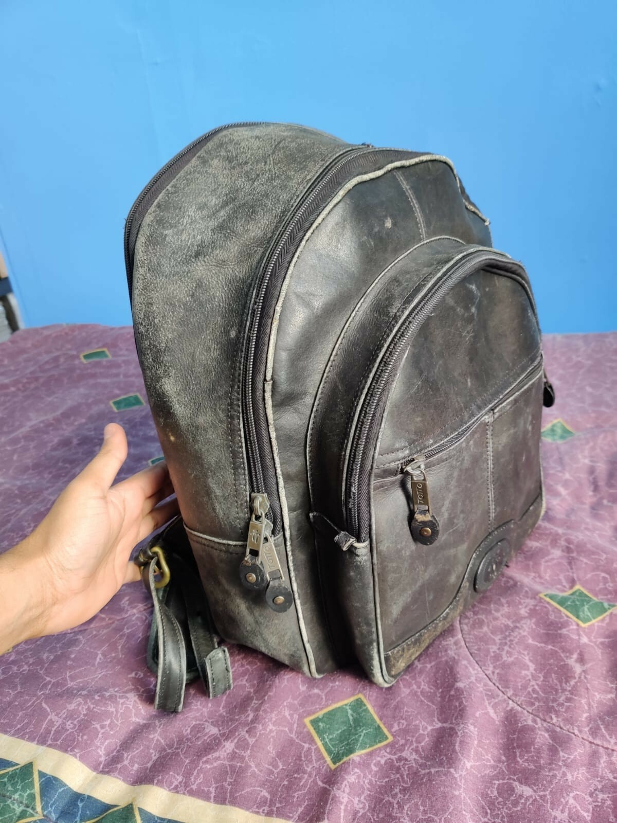 Totto: Rustic Black/Gray Distressed Leather Backpack with Pockets & Extender