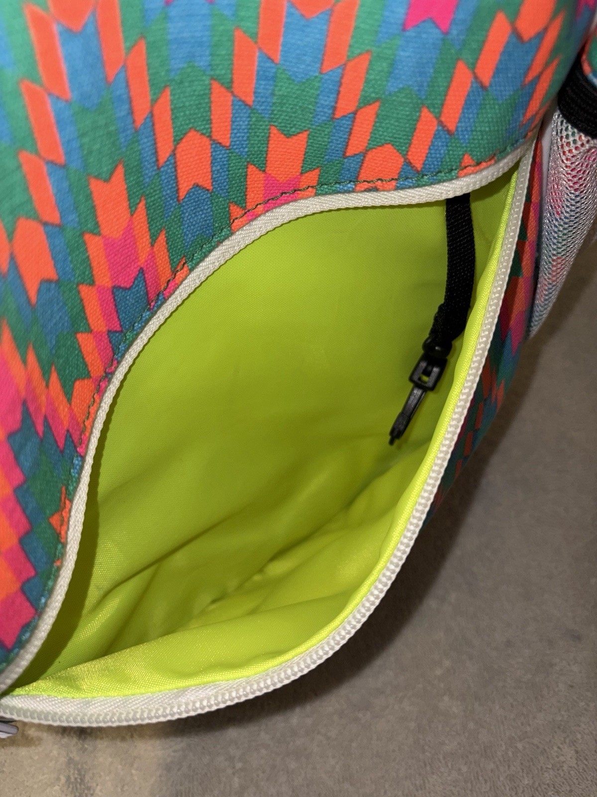 KAVU Rope Sling Multicolor Geometric Crossbody Bag Adj Strap Zip Pockets Cup
