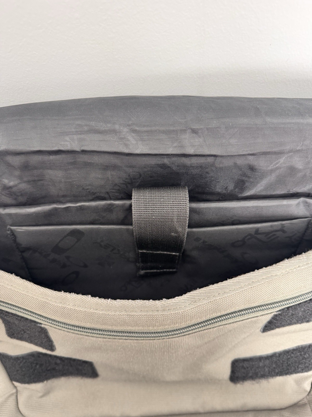 Oakley Unisex Messenger Since 1975 Dark Brush Travel Carry On Laptop Bag Strap